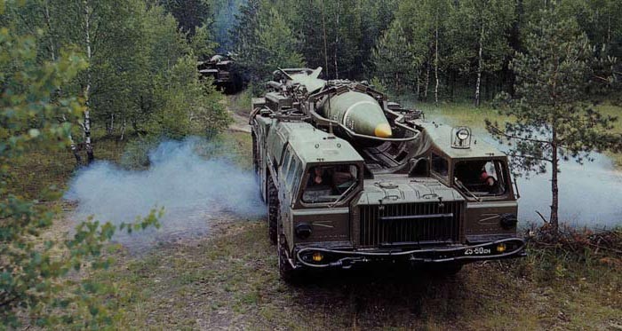 Xe phóng 9P117 của một lữ đoàn tên lửa mặt đất Xô viết trong trạng thái hành quân (ảnh: militaryrussia.ru)